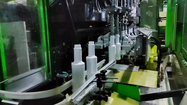 興田塑膠:吹塑生產(chǎn)車間自動化傳送線 興田塑膠:吹塑生產(chǎn)車間自動化傳送線